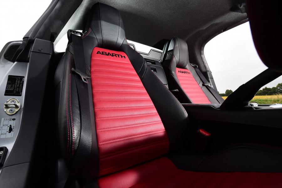 Интерьер Abarth 124 GT (348) 2018 года  (UK) (фото 37 из 40)